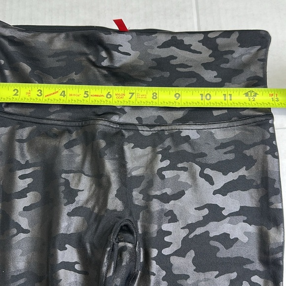 SPANX Faux Leather Black Camo Leggings Size Medium Womens Sculpting Slim Fit - Picture 11 of 14